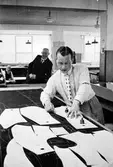 Tillskärare Nils Olsson i arbete på tillskärningsavdelningen på Kabom.
