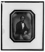 Daguerreotyp. Portättet föreställer en man i rock, väst och scarf som sitter ner, halvtvänd mot kameran. Porträtt av kapten Bernhard Wilhelm Forsblad.