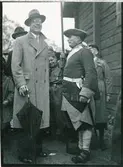 Kronprins Gustav VI Adolf och en man i karolineruniform, Härkeberga, Uppland 1936