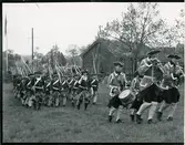 Män i karolineruniform marscherar, Härkebergafesten, Uppland 1936