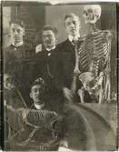 Läkarstudenter vid skelett, Akademiska sjukhuset, Uppsala