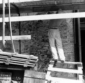 Renovering av stadskyrkan i Alingsås, 1963. Den södra långväggen med spår i tegelväggen av den gamla ingångsporten till vänster om den nuvarande.