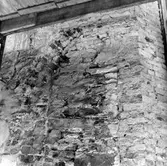 Alingsås stadskyrka ombyggnad 1963. På södra långväggen intill ingångsdörren syntes delar av ett portvalv sedan putsen knackats bort.