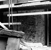 Alingsås stadskyrka under ombyggnaden 1963. Den södra långväggen med spår i tegelväggen av den gamla ingångsporten till vänster om den nuvarande.