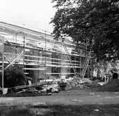 Alingsås stadskyrka iklädd byggnadsställning under renoveringen 1963.