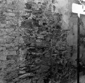 Under renoveringen av Alingsås stadskyrka 1963 upptäcktes delar av ett tidigare portvalv sedan putsen knackats bort.