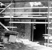 Under renoveringen av Alingsår stadskyrka 1963 upptäcktes spår av ett
portvalv till vänster om den nuvarande ingångsdörren.