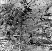 Renovering av stadskyrkan i Alingsås, 1963. På södra längväggen intill ingångsdörren ser man delar av ett portvalv efter putsen knackats ned.