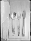 SIGURD PERSSONS ULTRA-BESTICK PÅ GAMMAL FURUSKIVA, SAMT 