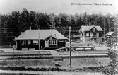 Järnvägsstationen i Västra Bodarne. I förgrund syns telefonkontaktledningar.