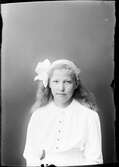 Dotter till Lilly Jansson från Sandika, Harg socken, Uppland, 1917