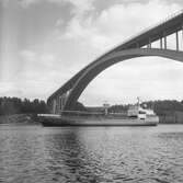 Fartyget Royal Enterprise vid Sandöbron

