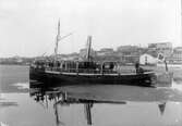 Bilden föreställer bogserbåten UNDINE, byggd 1890 i Jönköping och tillhörig Hernösands Ångsågs AB till 1913. 