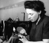 En bild på en kvinna i skjortfabriken på Gustafson & Werner, kvarteret Gustaf 2.