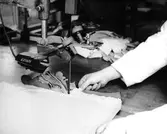 Tillskärning av textil hos Gustafson & Werner i kvarteret Gustaf 2.