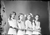 Sara Edhlund tillsammans med tre flickor, Östhammar, Uppland