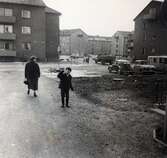 Vänersborg, utanför tvättinrättningen på Reuterskiöldska området. Hedmanstorget i bakgrunden