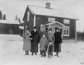 Familjen Sahlström tillsammans med okänd kvinna. fotot taget 1922 - 1923