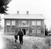 Byggnaden uppförd 1852. På bilden syns Ivar Edin. Platsen bör vara på Ivars gård i Dalund, Häggdånger