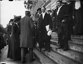 Folksamling på Universitetshusets trappa, Uppsala