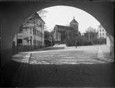 Vy från Valvgatan mot Riddartorget och Helga Trefaldighets kyrka, Uppsala