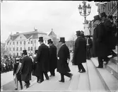 Herrar i hög hatt på Universitetshusets trappa, Uppsala