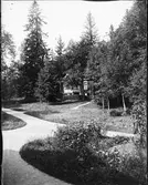 Grusgångar och byggnad, Sätra brunn, Sala