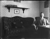 Man vid skrivbordet med stetoskop i handen, Sätra brunn, Sala