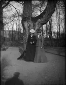 Två kvinnor i Slottsparken, Uppsala