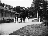 Kvinnor och män utanför restaurangen, Sätra brunn, Sala