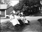 Vilopaus i gräset, Sätra brunn, Sala