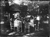 Samling runt bordet i trädgården, Sätra brunn, Sala