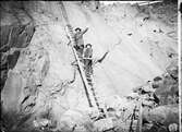 Två män på stegen i gruvschakt, Falun, Dalarna