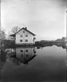 Byggnad vid vattendrag, Uppland