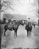Två kvinnor sitter på varsin häst, Uppland
