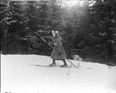 Flicka åker skidor med en stav, Uppland 1899