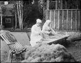 Johanna Sandén med dotter arbetar med linberedning, Uppland