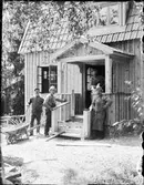 Fyra män arbetar med att bygga en förstukvist, Uppland