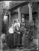 Johanna Sandén med tre av döttrarna, Breidagård, Uppland