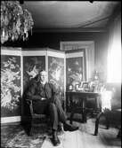 Friherre Adolf (Jim) Cederström i sin mors salong, Järnbrogatan 10, Uppsala 1907