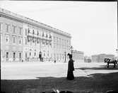 Kvinna vid Stockholms slott, 1905