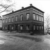 Huset kallas Domkapitelhuset och ligger numera på Nygatan 14. Uppfördes 1844 som gymnastik- och sånghus för Härnösands gymnasium efter ritningar av arkitekt C.G. Blom-Carlsson. Alltsedan 1882 inryms  här kontor och sessionslokaler för domkapitlet. År 1973 flyttades byggnaden från kvarteret Rådhuset vid Nybrogatan till nuvarande plats. Byggnaden restaurerades då exteriört efter orginalritningar. Byggnadsminnesmärke 1935