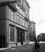 Tomt nr 3, foto från Köpmangatan. På andra sidan gatan skymtar; svenska Handelsbanken i Kv Telegrafen.