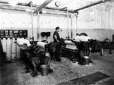 Alingsås bomullsväveri, nya fabriken vid Gerdskastrand. Man som står mellan uppradade maskiner.