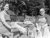 Fru Hilma Skoglund, Skedom nr 2, Häggdånger född 1898 och hennes dotter fru Anna Fransson, Härnösand, drar och häcklar lin som legat i 25 år för spinning.