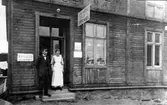 Eric Nybergs Speceri och Diversehandel på Sundsgatan. Stående på bron Eric Nyberg och hans syster Ester.