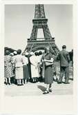 Frankrike, Paris. Turister vid Eiffeltornet