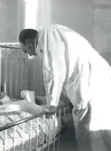 Läkare vid barnsäng