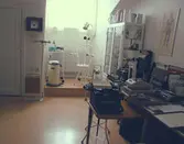 Läkarmottagning med utrustning för öron-näs-halsundersökning.