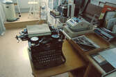 Läkarens skrivbord med bl.a. gammal Halda Norden skrivmaskin.